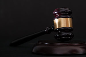 What happens at a criminal arraignment hearing?